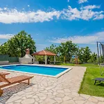 Сasa de vacaciones Five-bedroom In