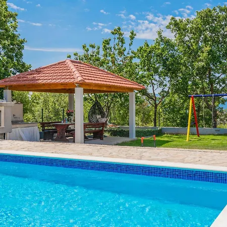 Сasa de vacaciones Five-bedroom In
