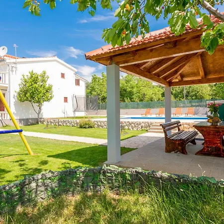 Five-bedroom In بيت للعطل *