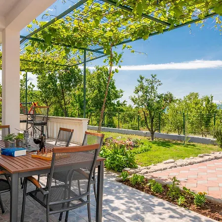 Five-bedroom In بيت للعطل Blato na Cetini