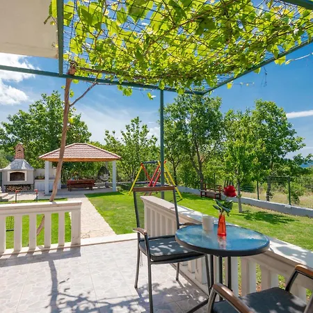 Five-bedroom In بيت للعطل