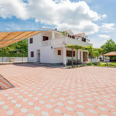 Five-bedroom In Blato na Cetini