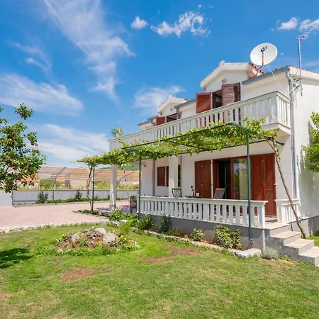 Five-bedroom In Blato na Cetini