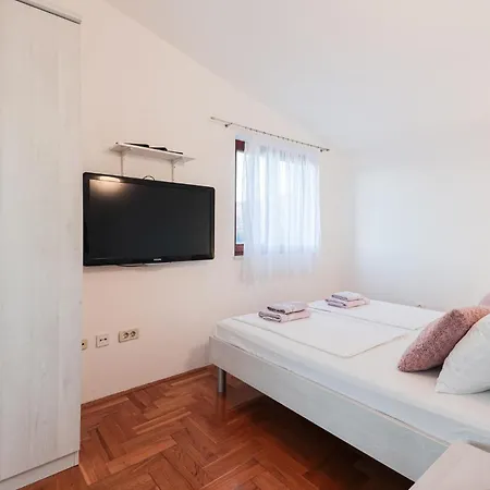 Five-bedroom In بيت للعطل Blato na Cetini