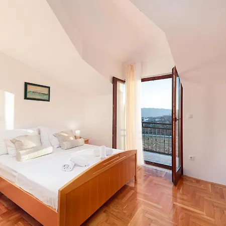 Five-bedroom In بيت للعطل *