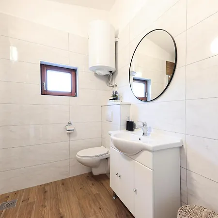 Five-bedroom In بيت للعطل Blato na Cetini