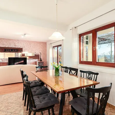 Five-bedroom In بيت للعطل *