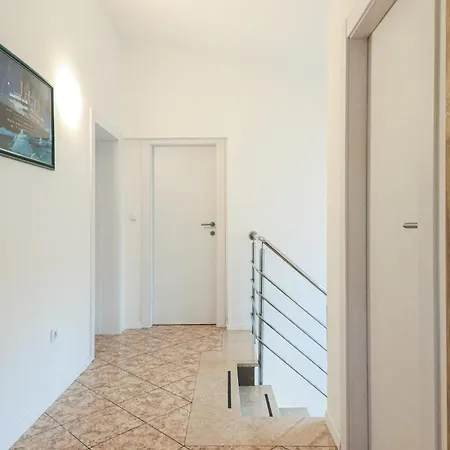 بيت للعطل Five-bedroom In