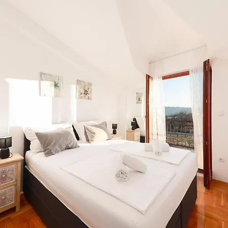 بيت للعطل Five-bedroom In *