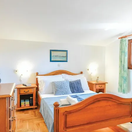 Five-bedroom In بيت للعطل Blato na Cetini